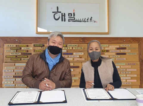 왼쪽부터 글로벌사이버대학교 방송연예학과 천범주 학과장, 김인순 해밀학교 이사장