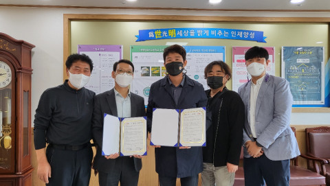 남송옥 세명컴퓨터고등학교장(왼쪽에서 두번째)과 최종태 시립 은평청소년미래진로센터장(왼쪽에서 세번째)이 업무협약을 체결한 후, 기념 촬영을 하고 있다