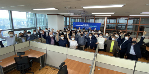 굿모닝아이텍 임직원들이 경기지사 개소식 이후 단체 기념 촬영을 하고 있다