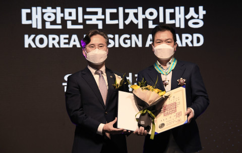 왼쪽부터 박진규 산업통상자원부 1차관과 현대차 이상엽 전무가 대한민국디자인대상 시상식에서 기념 촬영을 하고 있다