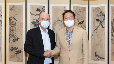 왼쪽부터 플러그파워 앤드류 J. 마시 CEO와 최태원 SK그룹 회장이 수소 생태계 구축 등 협력 방안을 논의한 뒤 악수를 나누고 있다
