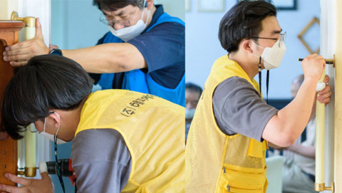 야광 안전 손잡이를 설치하고 있는 모습