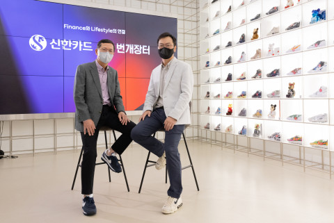 왼쪽부터 임영진 신한카드 사장과 이재후 번개장터 대표이사가 협약식에서 기념 촬영을 하고 있다