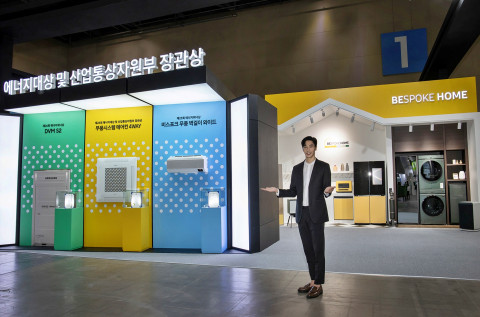 삼성전자 모델이 2021 대한민국 에너지대전 전시장에서 기념 촬영을 하고 있다