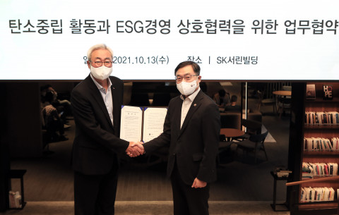 왼쪽부터 김준 SK수펙스추구협의회 환경사업위원회 위원장과 최병암 산림청장이 업무협약식에서 기념 촬영을 하고 있다