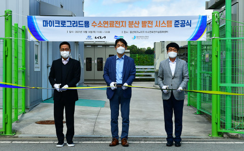 왼쪽부터 두산퓨얼셀 박수철 전무, 현대자동차 오재혁 상무, 울산테크노파크 우항수 단장이 준공식에서 기념 촬영을 하고 있다