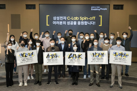 삼성전자의 주요 경영진들과 창업자들이 ‘C랩 스핀오프 론칭데이’에서 기념 촬영을 하고 있다