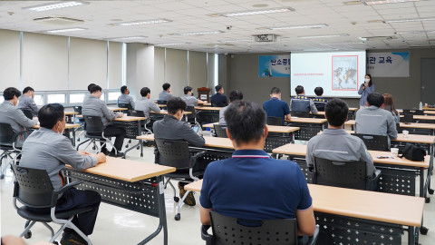 당진공장에서 탄소중립 실천문화조성 교육을 진행하고 있다