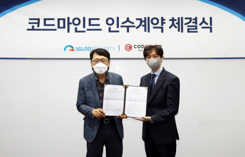 왼쪽부터 이득춘 이글루시큐리티 대표와 신승철 코드마인드 대표가 인수 계약 체결을 맺고 기념촬영을 하고 있다