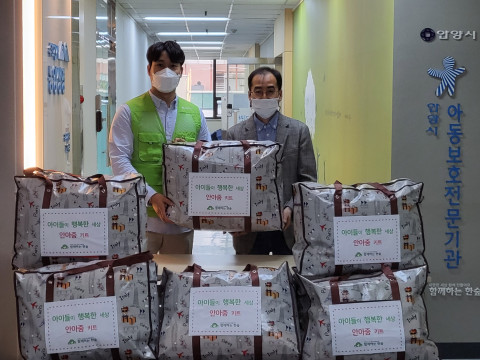 함께하는 한숲이 안양시아동보호전문기관에 즉각 분리 학대 피해 아동을 위한 ‘안아줌 키트’ 60개를 전달했다