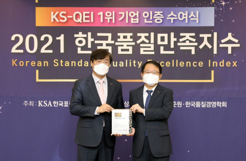 왼쪽부터 정윤석 신일 대표가 강명수 한국표준협회장에게 인증서를 받고 기념촬영을 하고 있다