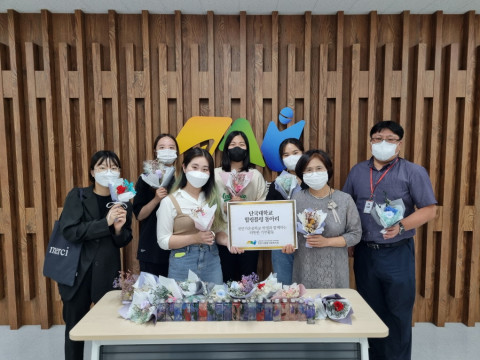 천안가온중 학생들이 ‘멈출 수 없는 우리 사이’ 프로그램을 통해 천안시종합사회복지관에 기부물품 전달하고 있다