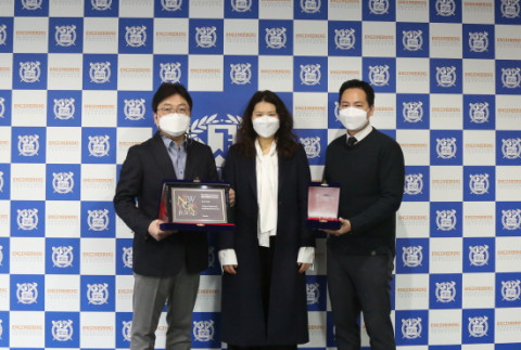 왼쪽부터 김진영 서울공대웹진 편집장, 정은혜 대외부학장, 한동신 서울공대웹진 디렉터가 수상식에서 기념촬영을 하고 있다