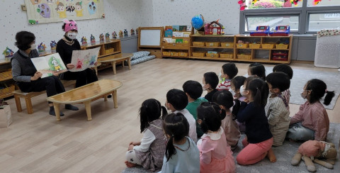 노인 재능나눔활동 지원 사업 참여 어르신이 동화 구연 활동을 진행하고 있다