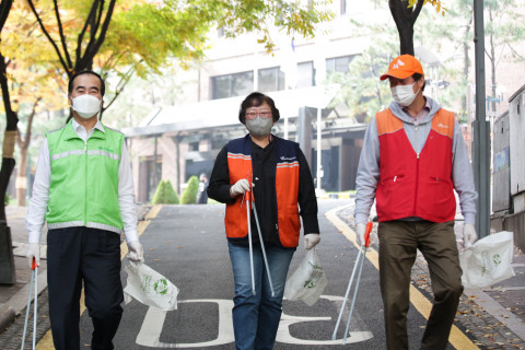 왼쪽부터 도로교통공단 이주민 이사장, 한국중앙자원봉사센터 권미영 센터장, SK이노베이션 임수길 부사장