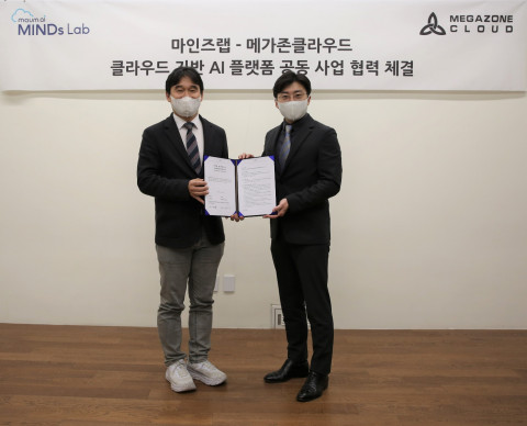왼쪽부터 마인즈랩 유태준 대표와 메가존클라우드 이주완 대표가 협약에 체결하고 기념 촬영을 하고 있다