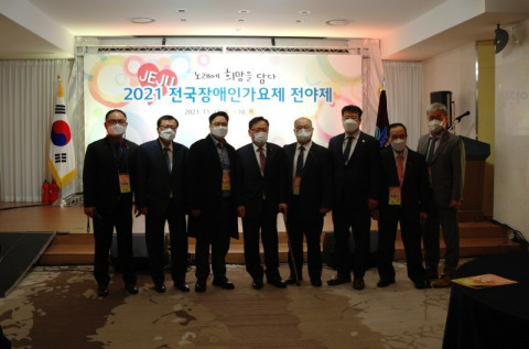 한국지체장애인협회 중앙회장 김광환(가운데), 제주특별자치도지체장애인협회 강인철 회장, 대한포커스 김수우 자문위원(가운데 기준 오른쪽), 대한포커스 윤동현 대표, 전국 시·도 지체장