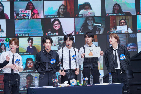 몬스타엑스가 ‘2021 모꼬지 대한민국 인도 주간 행사’에 참여한 인도 팬들에게 한글 캘리그라피를 알려주고 있다