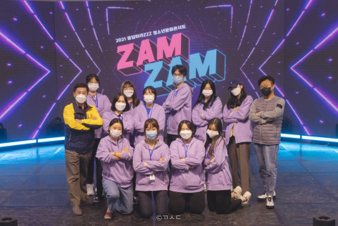 왼쪽부터 김기석 마포구 의원, 청소년 축제기획단 ‘마스코트’, 하중래 시립마포청소년센터 관장이 기념 촬영을 하고 있다