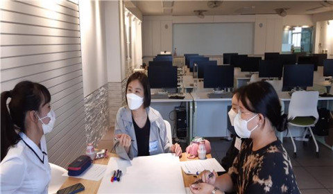 인천디자인고등학교 학생들이 청소년 진로멘토링 프로그램에 참여하고 있다
