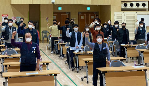 최석현 민주노총 공공운수노조 한국청소년활동진흥원지부장과 노조원들이 결의대회를 진행하고 있다