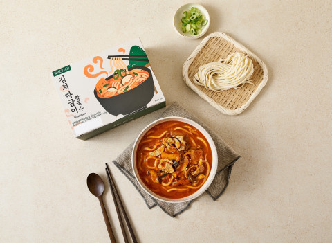 더반찬&이 ‘김치 짜글이 칼국수’를 가정간편식으로 판매한다
