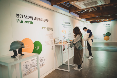 쓰레기의 반란 전시를 둘러보는 관객들