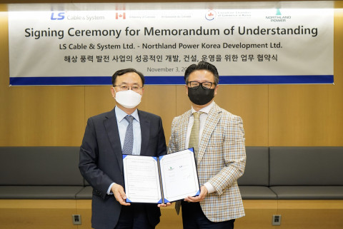 왼쪽부터 LS전선 명노현 대표와 노스랜드파워코리아 한승수 대표가 해상풍력 사업협력을 위한 MOU 체결식에서 기념촬영을 하고 있다