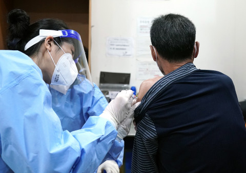 의료진이 주거 취약계층의 안전한 겨울나기를 위해 무료 독감 예방접종을 진행하고 있다