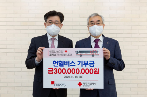 왼쪽부터 퍼시스 윤기언 대표이사와 대한적십자사 혈액관리본부 조남선 본부장이 헌혈 차량 기부식에서 기념 촬영을 하고 있다