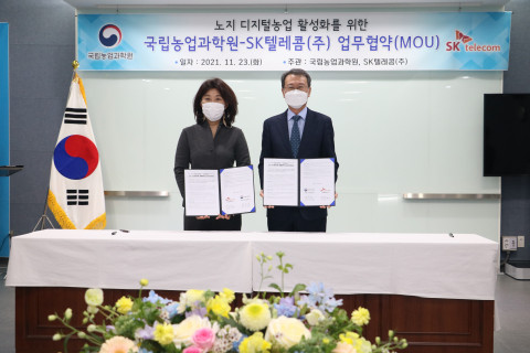 왼쪽부터 오세현 SKT 디지털 에셋 CO 담당과 김상남 농촌진흥청 국립농업과학원장이 업무협약식에서 기념 촬영을 하고 있다