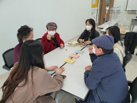 실제 출시된 회상 질문 카드를 사용하는 모습