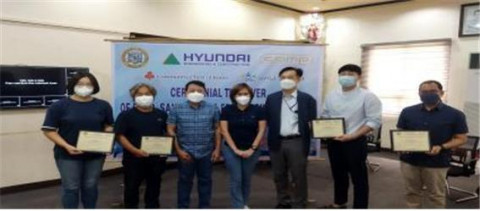 월드투게더가 필리핀 Calumpit 지역 취약계층에 위생·건강 키트를 전달하고 기념촬영을 하고 있다