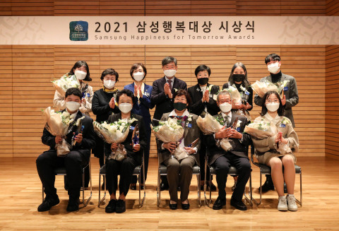 김봉옥 병원장(앞줄 왼쪽 두번째)을 비롯한 총 8명의 수상자가 수상 뒤 기념사진을 촬영하고 있다. 뒷줄 왼쪽 두번째부터 백희영 삼성행복대상 심사위원장, 김경선 여성가족부 차관, 서
