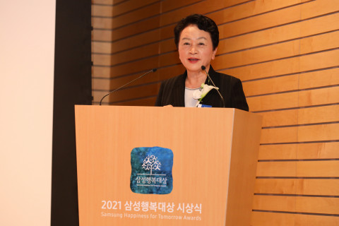 2021 삼성행복대상 시상식에서 ‘여성 창조상’을 수상한 김봉옥 인천힘찬종합병원장이 수상 소감을 밝히고 있다