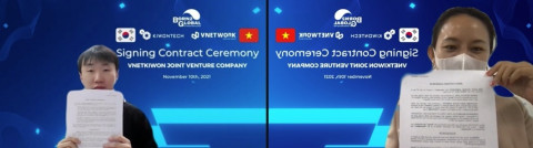 왼쪽부터 기원테크 김충한 팀장과 브이네트워크(VNETWORK)의 하우 판(Hau Phan) 매니저가 온라인으로 진행한 합작 법인 설립 계약 체결식 후 기념 촬영을 하고 있다