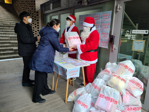 사랑의몰래산타대작전을 위한 산타 물품 배부 현장