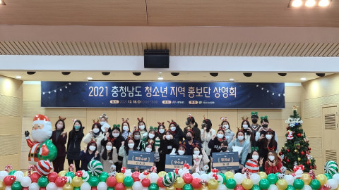상영회 참석자들이 단체로 기념 촬영을 하고 있다