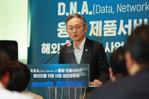 김종갑 본투글로벌센터장이 D.N.A. 융합 제품서비스 해외진출 지원사업 성과공유회에서 인사말을 하고 있다