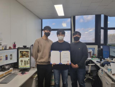 왼쪽부터 전기정보공학부 초전도 응용 연구실 학사과정 구경모, 석박사통합과정 장원석, 석박사통합과정 방제석