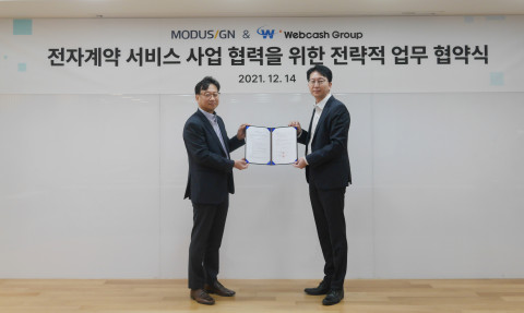 웹케시그룹과 모두싸인이 전자계약 서비스 사업 협력을 위한 전략적 업무 협약을 체결했다. 왼쪽부터 정진용 비즈플레이 부사장, 박상현 모두싸인 부대표