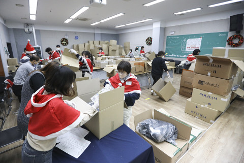결식 아동·청소년에게 전달할 겨울의류를 포장하는 열매나눔재단 후원자들