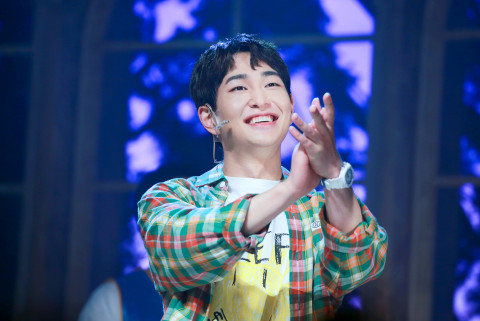 그룹 샤이니의 멤버 온유의 팬들이 생일을 기념해 캄보디아에 우물 기부를 했다