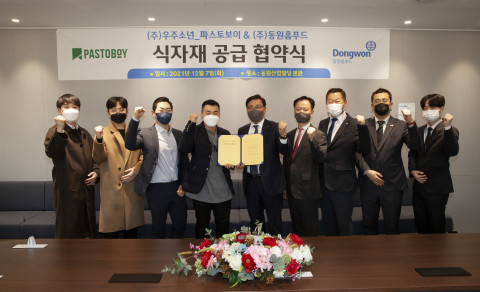 왼쪽부터 네번째부터 김재원 우주소년 대표이사와 김성용 동원홈푸드 대표이사가 협약식에서 기념 촬영을 하고 있다