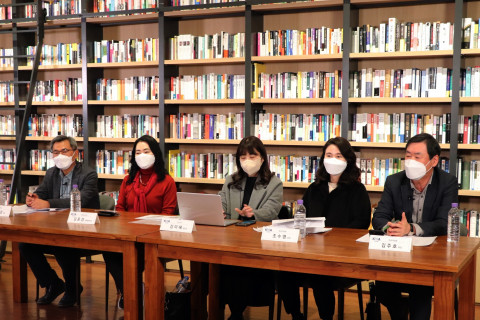 왼쪽부터 이준경 리앤컴 대표, 김윤경 어센트코리아 마케팅본부장, 강미혜 더피알 편집장, 조수영 한국PR학회 회장, 김주호 한국PR협회 회장이 ‘올해의 핫이슈 톱7’에 대해 토론하고