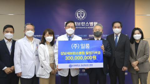 왼쪽에서 네 번째부터 강남세브란스병원 송영구 병원장과 일룸 강성문 대표가 관계자들과 함께 기부식에서 기념 촬영을 하고 있다