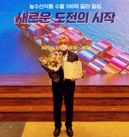 샘표식품이 ‘농수산식품 수출 100억불 달성 기념식’에서 농림축산식품부 장관 표창을 수상했다