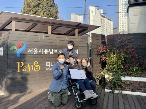 왼쪽부터 강용원 서울시동남보조기기센터장, 안상현 보조공학사, 정호준 군, 정호준 보호자가 최우수상을 수상 후 기념촬영을 하고 있다