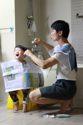대한민국의 아빠 버금상, 안상태 ‘업사이클 신문지와 아빠의 가위질’
