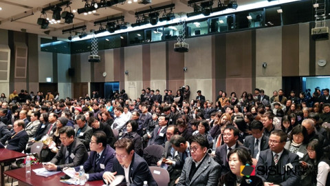 2017년 12월 19일 세계청년리더총연맹이 주최한 세계학교폭력추방본부(SVEH) 출범식 및 학교 폭력 추방을 위한 1000만인 서명운동 선포식. 이날 행사에는 더불어민주당 양승조